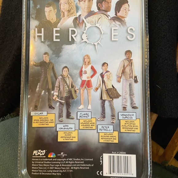 Mezco Heroes - Future Hiro w/ Kensei Sword & Sheath - Action Figure Collectible - Picture 3 of 3